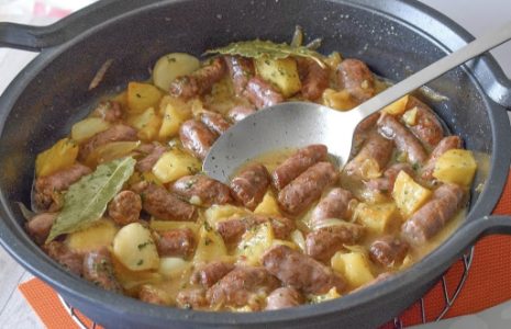 Salsicce E Patate In Padella La Ricetta Del Secondo Piatto Ricco E Saporito