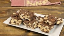 Croccante mandorle e cioccolato: si prepara in pochi minuti e con soli 3 ingredienti!