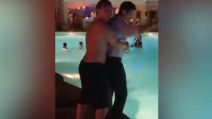Totti cinge da dietro Favino: cosa fanno nel resort di lusso dei personaggi famosi