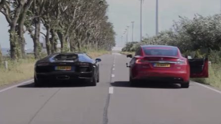 La sfida di velocità tra una Lamborghini e una Tesla