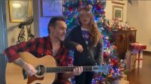 È nato un duo stupendo: Nek e la piccola Beatrice cantano 'Jingle Bell Rock' a Natale