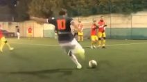 La spettacolare rete di Francesco Totti: calcia con le "tre dita" e il pallone va all'incrocio