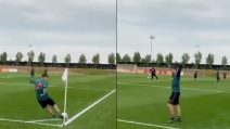 Lo spettacolare gol della stella dell'Ajax: corner calciato con le "tre dita" e la palla finisce in rete