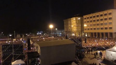 Bologna, piazza strapiena per le sardine che cantano Bella Ciao