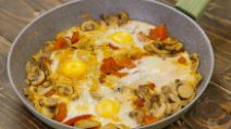 Uova al tegamino con funghi e pomodori: la ricetta facile ed economica da provare!