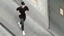 Mertens corre in strada con la mascherina e risponde al saluto di un tifoso