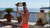 Mertens in quarantena si allena fuori al terrazzo: "Un po' di vino è la soluzione ai problemi"