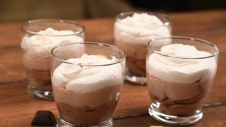 Mousse ai tre cioccolati senza cottura: 4 ingredienti e sarà pronta!