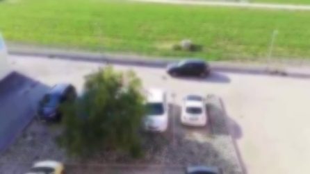 Litigano per questioni di condominio, uomo sfascia l'auto del vicino di casa con una mazza