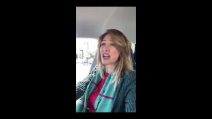 Francesca Donato (Lega) protesta contro il Mes suonando il clacson ma viene fermata dalla polizia
