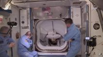 SpaceX, il momento in cui i due astronauti salgono sulla Iss: scattano gli abbracci volanti