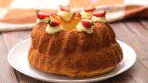 Torta baba' con crema pasticcera e fragole: il dolce soffice e goloso che conquisterà tutti!