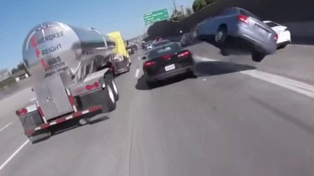 Incidente rocambolesco in autostrada: la vettura si impenna e vola letteralmente, rotolando via