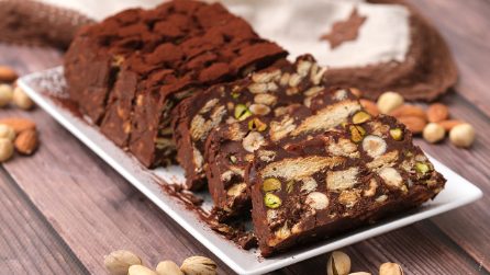 Tronchetto cioccolato, biscotti e frutta secca: la ricetta ideale per un dolce facile e veloce