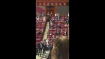Sgarbi espulso dalla Camera: il deputato viene trascinato fuori dall'Aula dagli assistenti
