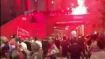 Il Liverpool vince la Premier League: partono i festeggiamenti all'esterno di Anfield Road