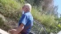 Parcheggia sul posto disabili e insulta ragazzo in carrozzina e mamma: "Andate a fare in c..."