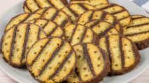 Tronchetto di biscotti e cioccolato: ogni fetta sarà una versa sorpresa!