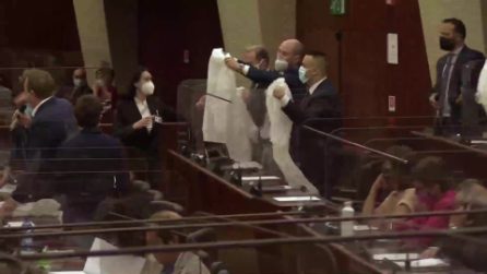 Camici bianchi per protestare contro Fontana: seduta sospesa al Pirellone