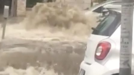 Strade allagate a Milano dopo le piogge: l'acqua fuoriesce dal suolo