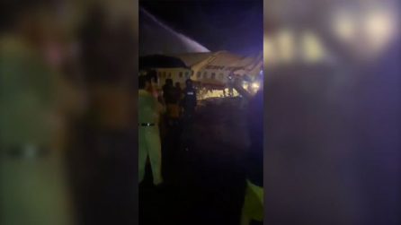 Le immagini dei primi soccorsi dell'incidente aereo in India