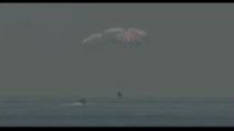 Il momento in cui la capsula Crew Dragon di SpaceX torna sulla Terra
