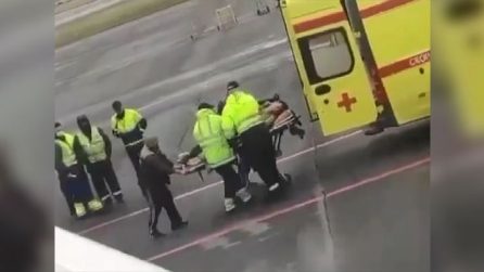 Russia, il momento dei soccorsi in aereo a Navalny