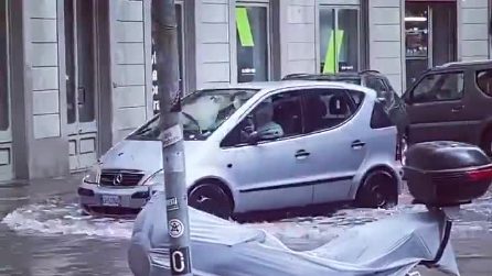 Torino, temporale si abbatte sulla città e allaga le strade