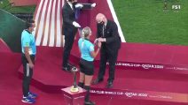 Mondiale per Club, la terna arbitrale femminile non può salutare lo sceicco: scoppia la polemica