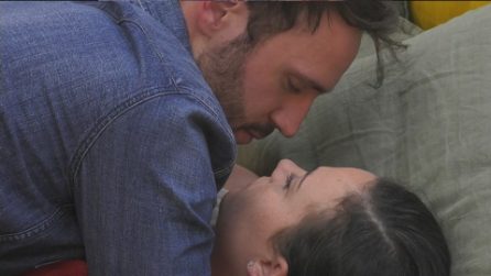 Grande Fratello VIP - Coccole tra Andrea Zenga e Rosalinda Cannavò