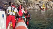 Frana al cimitero di Camogli, i vigili del fuoco recuperano le bare finite in mare