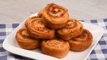 Girelle brioche ripiene di pollo in padella: ideali per una cena saporita!