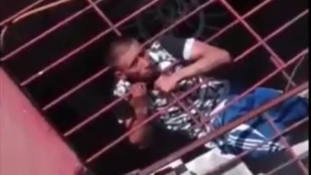 Il ladro resta incastrato e chiede aiuto: "Chiamate la polizia"