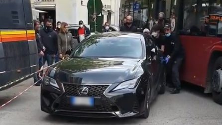 Auto blocca pullman, i passeggeri scendono e risolvono la situazione così