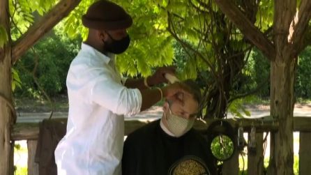 Un barbiere a Central Park, boom di tagli all'aperto con il Covid