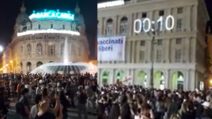 Genova, countdown come a Capodanno: le persone in piazza salutano così zona bianca e abolizione coprifuoco