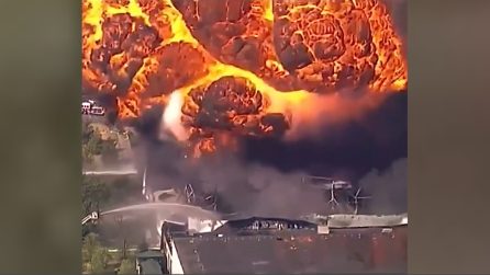 Esplode industria chimica, fiamme alte e fumo nero: evacuati gli abitanti della zona