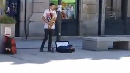 La "dedica" di questo musicista di strada quando accanto arriva un sit-in di un partito di destra