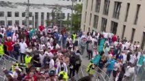 Rissa all'esterno di Wembley: botte tra tifosi intervengono gli steward