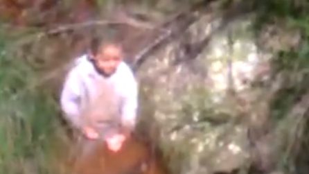 Ritrovato bimbo di 3 anni disperso: il momento emozionante in cui la polizia scopre che è vivo