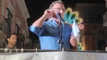 Minervino, l'ex sindaco si tocca l'orecchio mentre nomina Vendola: il gesto omofobo scatena le polemiche
