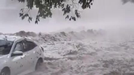 Australia, ondata di maltempo distruttiva: vento e grandine devastano intere strade