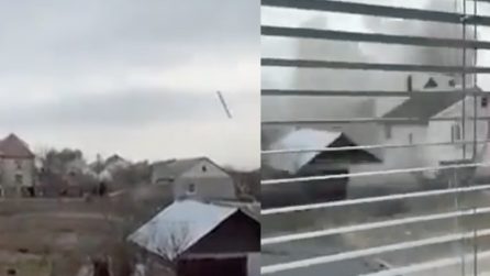 Ucraina, il momento in cui viene colpita una casa vicina: una donna riprende dalla sua finestra