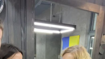 Guerra in Ucraina, dentro un salone da barbiere riconvertito in approvvigionamento medico e di difesa